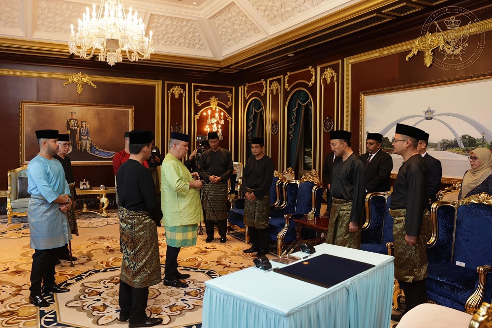 Johor Ruler Sultan Ibrahim Sultan Iskandar with the newly-appointed state exco members at the Balai Mengadap in Istana Bukit Serene, Johor Baru March 26, 2022. u00e2u20acu201d Picture courtesy of Johor Royal Press Office (RPO)