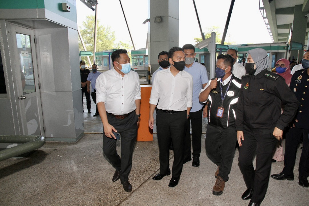 Johor Mentri Besar Datuk Onn Hafiz Ghazi (centre) being briefed by the Sultan Abu Bakar Buildingu00e2u20acu2122s Customs, Immigration, Quarantine and Security Complex (ICQS) officials in Tanjung Kupang, Iskandar Puteri March 30, 2022. u00e2u20acu201d Picture by Ben Tan