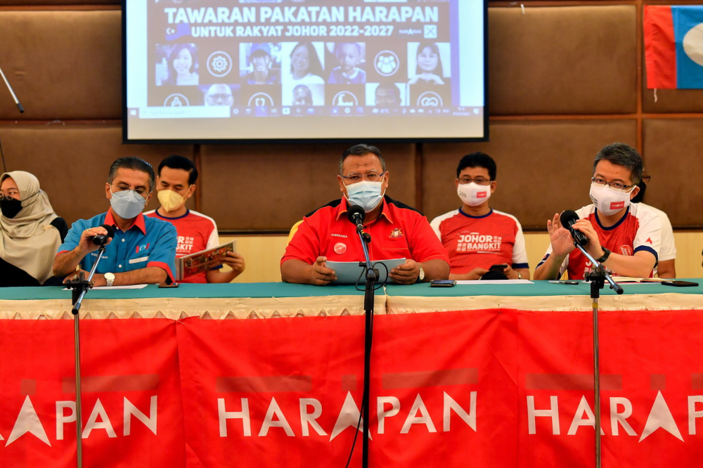 (From left) Johor PKR chairman Syed Ibrahim Syed Noh, Amanah Johor chairman Aminolhuda Hassan and Johor DAP chief Liew Chin Tong at the launch of the Johor PH Action Offers in Batu Pahat, March 4, 2022. u00e2u20acu201d Bernama pic 