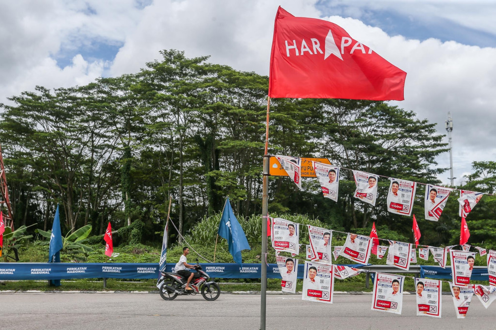 A flag war between Perikatan Nasional and Pakatan Harapn contesting in the 15th Johor state election in N45 Stulang, Johor Baru, March 9, 2022. u00e2u20acu201d Picture by Hari Anggara