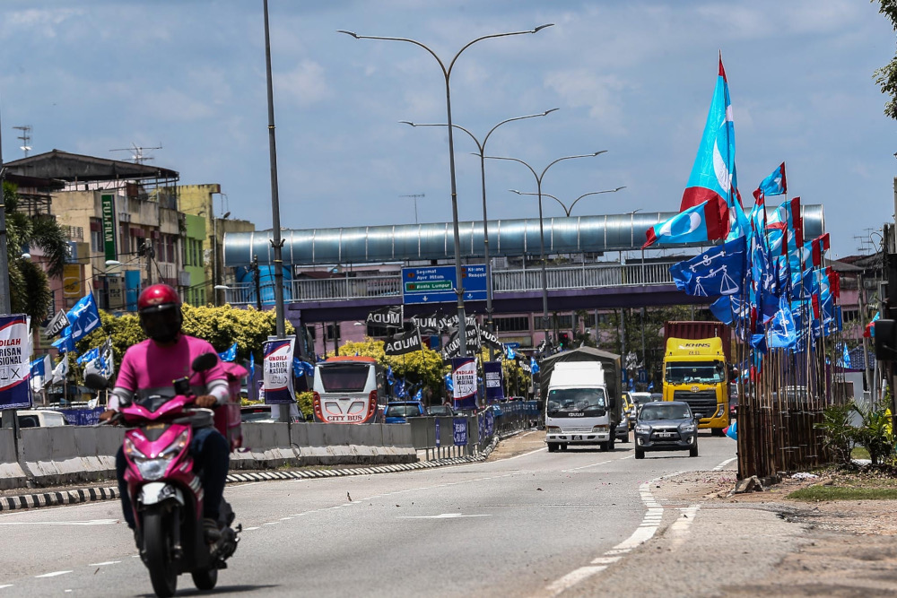 A flag war between parties contesting in the 15th Johor State Election in N26 Machap and N27 Layang-Layang in Simpang Rengam, March 9, 2022. u00e2u20acu201d Picture by Hari Anggara