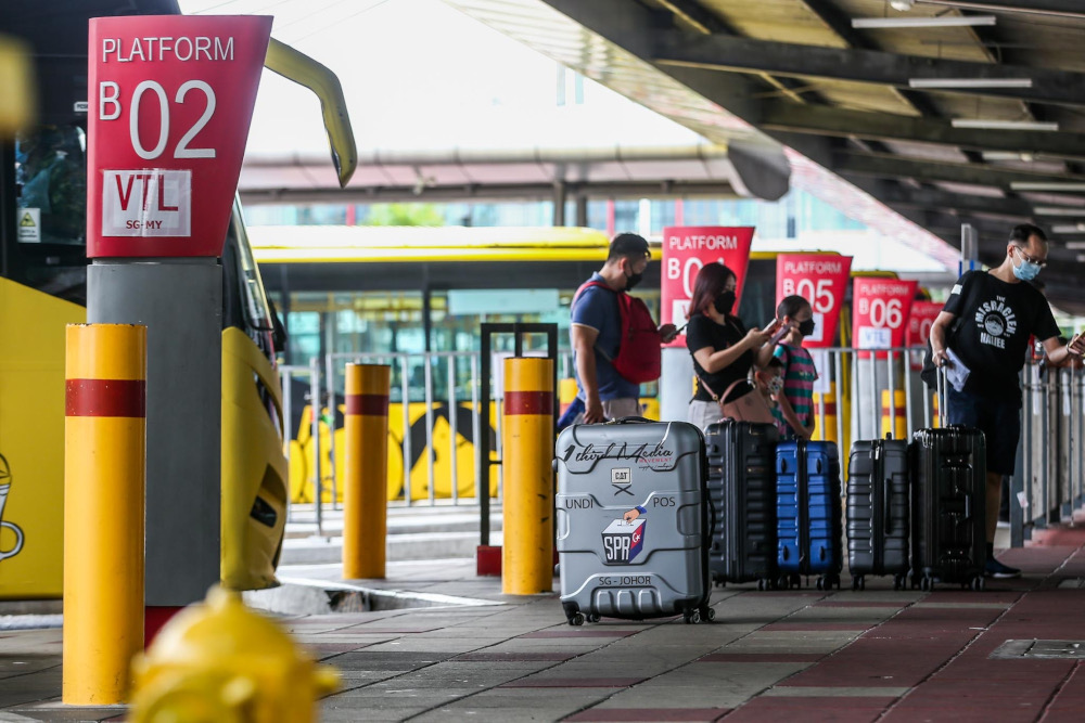 A bus carrying Malaysian volunteers in Singapore arrived at the Larkin Sentral Bus Terminal to hand over ballot papers to the Undi18 volunteers to be submitted to the Election Commission for the 15th Johor state election March, 10, 2022. — Picture by Hari Anggara