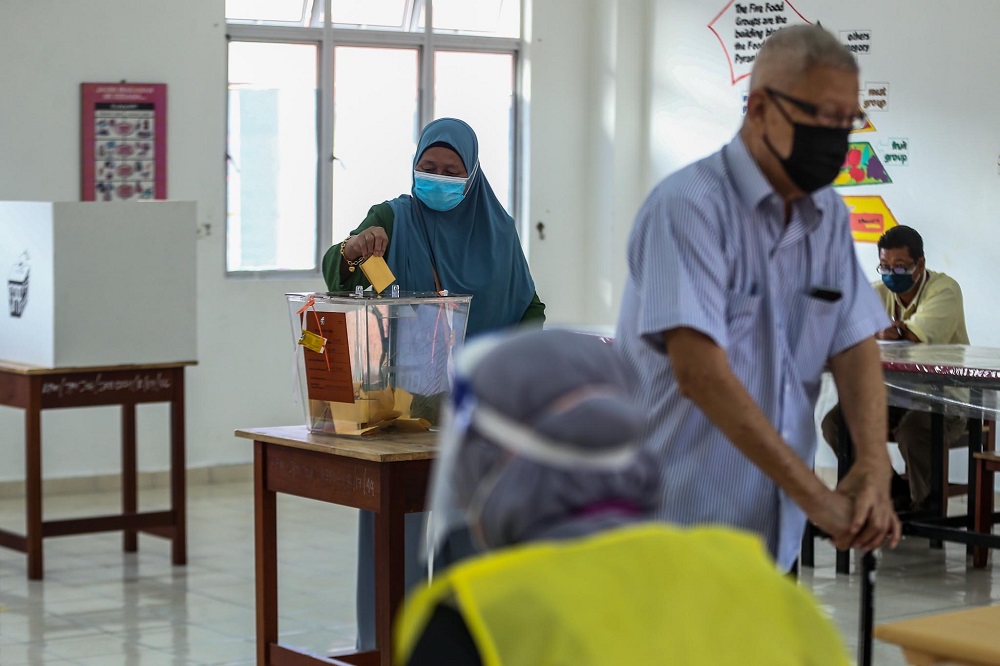 A voter casts her ballot at the SMK Sri Muar polling station in Muar, Johor March 12, 2022. u00e2u20acu2022 Picture by Hari Anggara