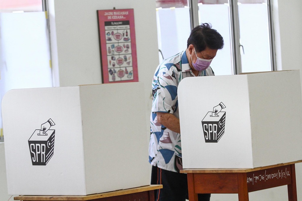 A voter casts her ballot at the SMK Sri Muar polling station in Muar, Johor March 12, 2022. u00e2u20acu2022 Picture by Hari Anggara