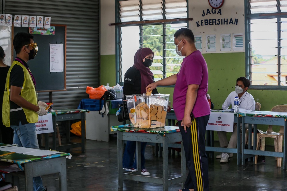 A voter casts his ballot at the SK Ismail 1 polling station in Muar, Johor March 12, 2022. u00e2u20acu2022 Picture by Hari Anggara
