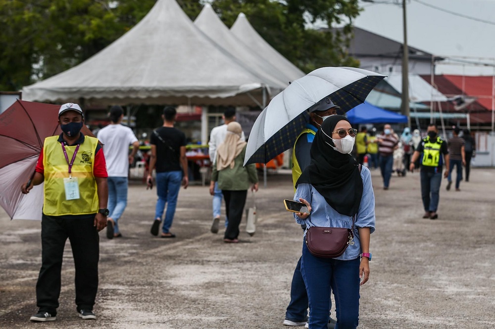 Voters arrive to cast their votes at the SK Ismail 1 polling station in Muar March 12, 2022. u00e2u20acu2022 Picture by Hari Anggara
