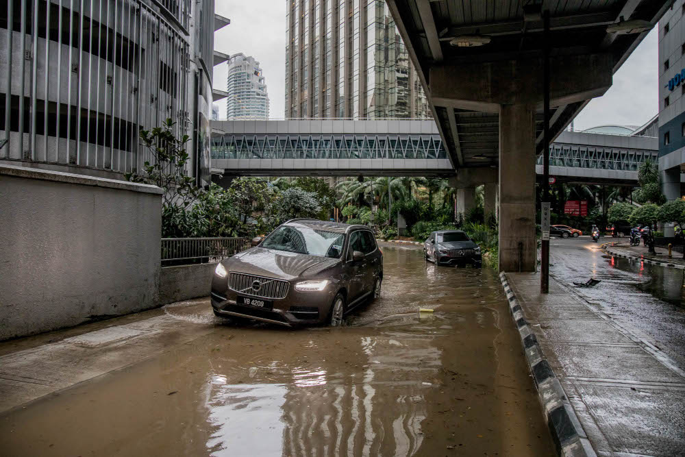 A general view of Jalan Perak following heavy rain in Kuala Lumpur, March 7, 2022. u00e2u20acu201d Picture by Firdaus Latif