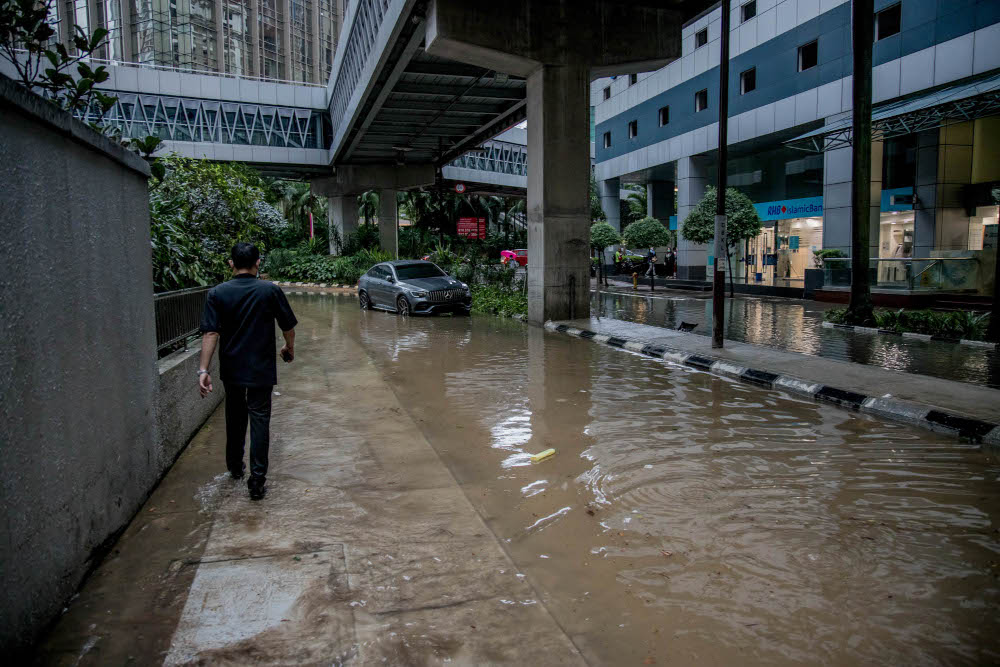 A general view of Jalan Perak following heavy rain in Kuala Lumpur, March 7, 2022. u00e2u20acu201d Picture by Firdaus Latif