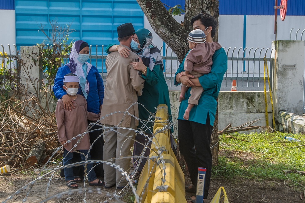 The photographer went to the Selangor-Negri Sembilan border — near Bandar Bukit Makhota, Bangi — to see how people were celebrating the occasion. ― Picture by Shafwan Zaidon