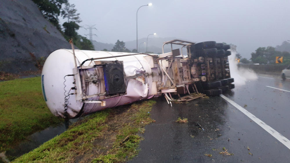A Malaysian Highway Authority spokesman said the congestion began at 6.32pm as most of the lanes had to be closed due to the chemical spill at the accident location. u00e2u20acu201d Picture from Twitter/BombaJBPM via Bernama 
