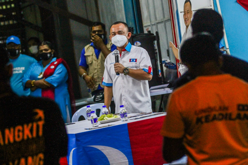 PKR candidate for the Layang-Layang state seat, Maszlee Malik gives a speech at the PKR Operations Room in Bandar Layang-Layang, Simpang Renggam March 3, 2022. ― Picture by Hari Anggara