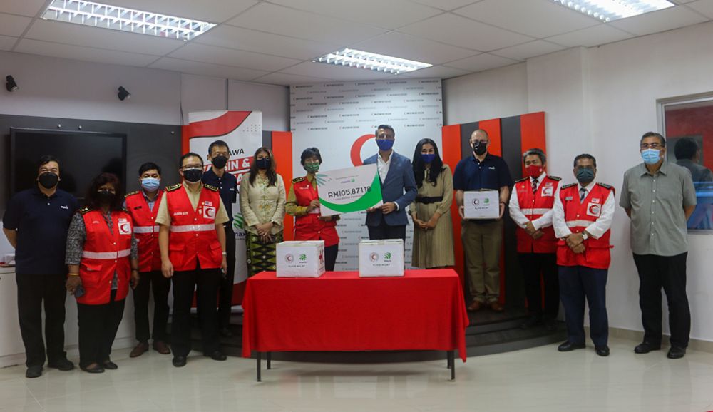 MRCS chairperson Tunku Puteri Intan Safinaz (centre, left) receiving the donation from Maxis chief executive officer Gokhan Ogut. u00e2u20acu201d Picture via Maxisnn