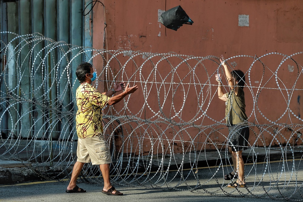 The authorities cordoned off the area with barbed wire and had 24-hour guards there to make sure no one left the area. ― Picture by Ahmad Zamzahuri
