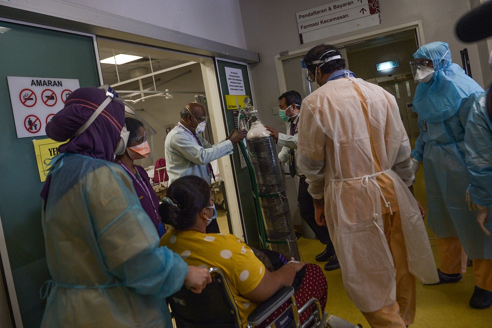 Doctors were tirelessly attending to Covid-19 patients who were in critical condition. ― Picture by Miera Zulyana