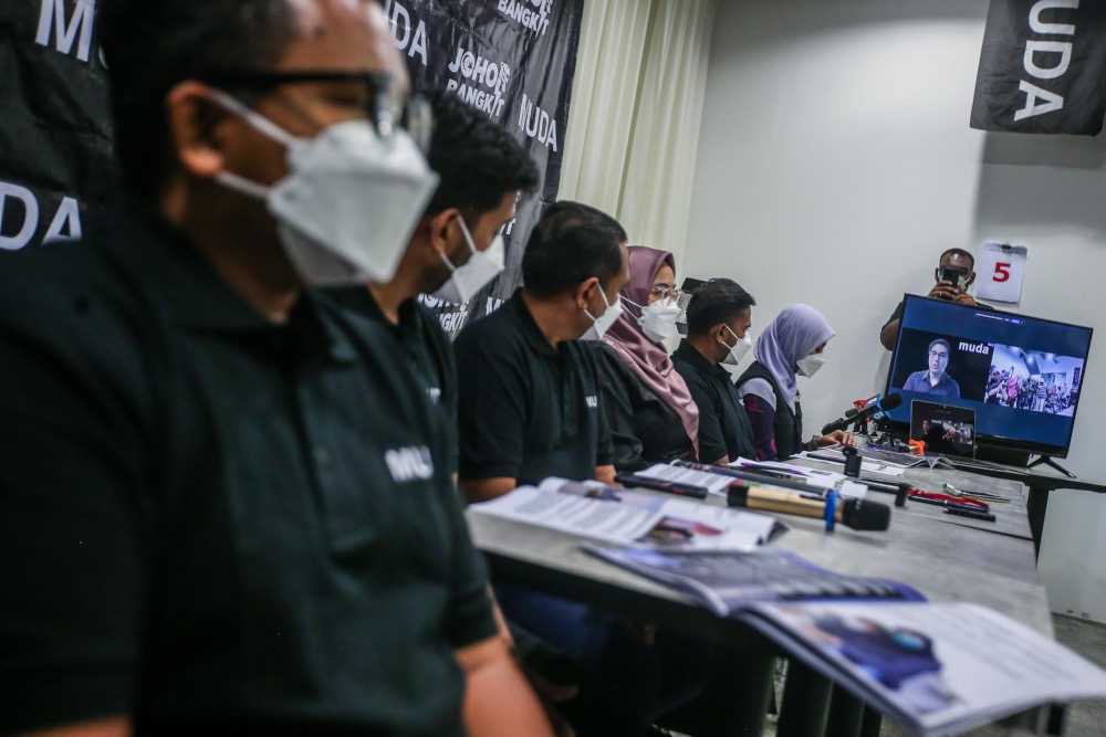 Muda president Syed Saddiq Syed Abdul Rahman (on TV) giving his opening speech at the launch of its manifesto at the party’s Puteri Wangsa office in Eco Cascadia, Johor Baru, March 7, 2022. — Picture by Hari Anggara