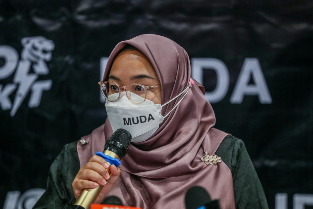 Muda secretary-general and Puteri Wangsa candidate Amira Aisya Abd Aziz speaks to reporters at the launch of its manifesto at the party’s Puteri Wangsa office in Eco Cascadia, Johor Baru, March 7, 2022. — Picture by Hari Anggara