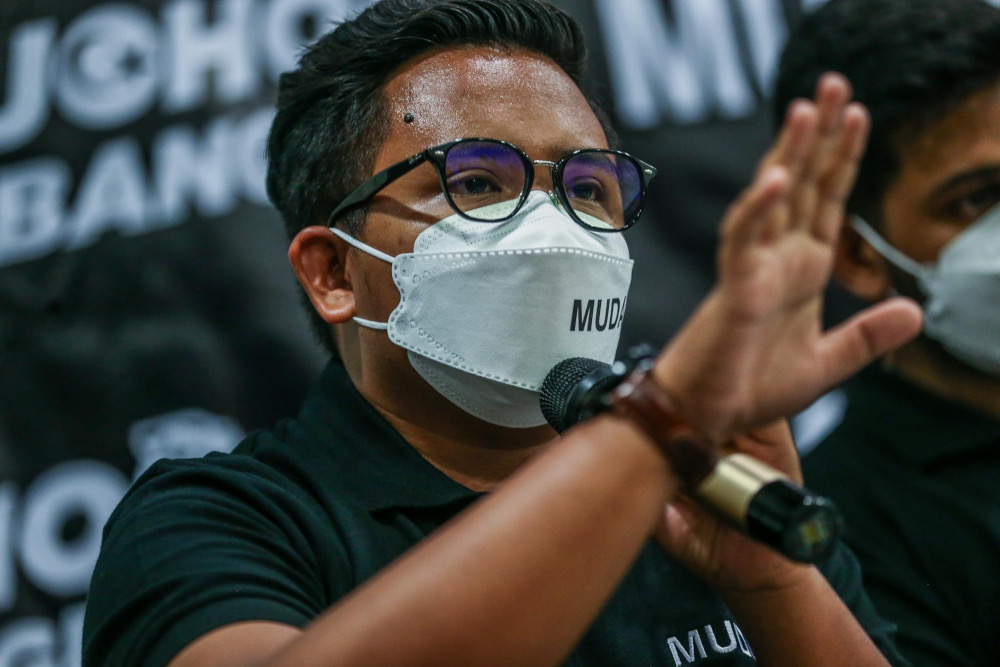 Johor Muda secretary and Parit Raja candidate Fikri Musa speaks to reporters at the party’s Puteri Wangsa office in Eco Cascadia, Johor Baru, March 7, 2022. — Picture by Hari Anggara