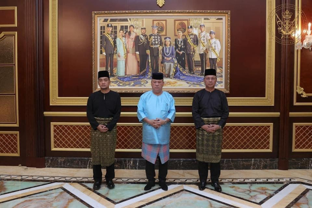 Johor Ruler Sultan Ibrahim Sultan Iskandar (centre) with newly-minted Johor Mentri Besar Datuk Onn Hafiz Ghazi (left) and former Johor mentri besar Datuk Hasni Mohammad (right) March 15, 2022. u00e2u20acu201d Picture courtesy of the Johor Royal Press Office (RPO)