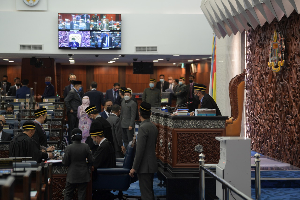 Through a bloc vote called by the Opposition bloc, a total of 86 Opposition MPs voted against the extension versus 84 from the ruling bloc who supported it. u00e2u20acu201d Bernama pic 