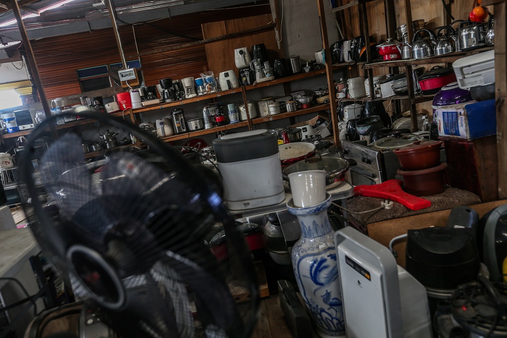 The traders would select items that were not too extensively damaged and only needed easy fixes to restore them to working order, albeit not in pristine condition.