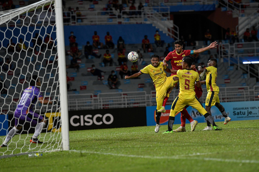 Selangor FCu00e2u20acu2122s Muhammad Safuwan Baharudin heads a goal during the FA Cup match against Harini FT at the Petaling Jaya City Council Stadium, March 11, 2022. u00e2u20acu201d Bernama pic 