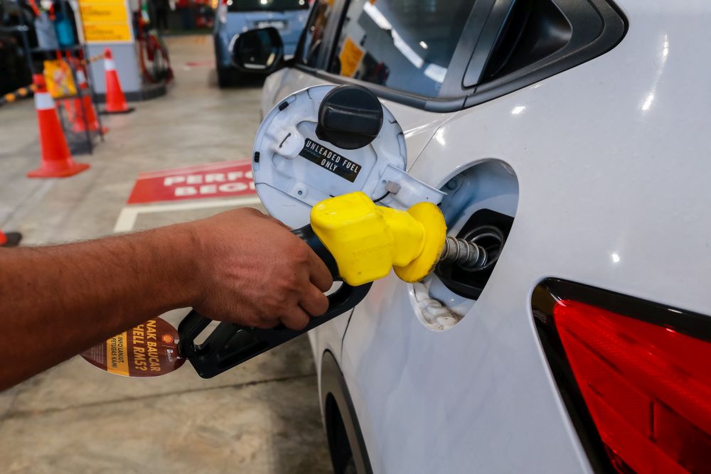 A man refuels his vehicle at the Shell petrol station in Ecohill, Semenyih March 9, 2022. u00e2u20acu201d Picture by Devan Manuel