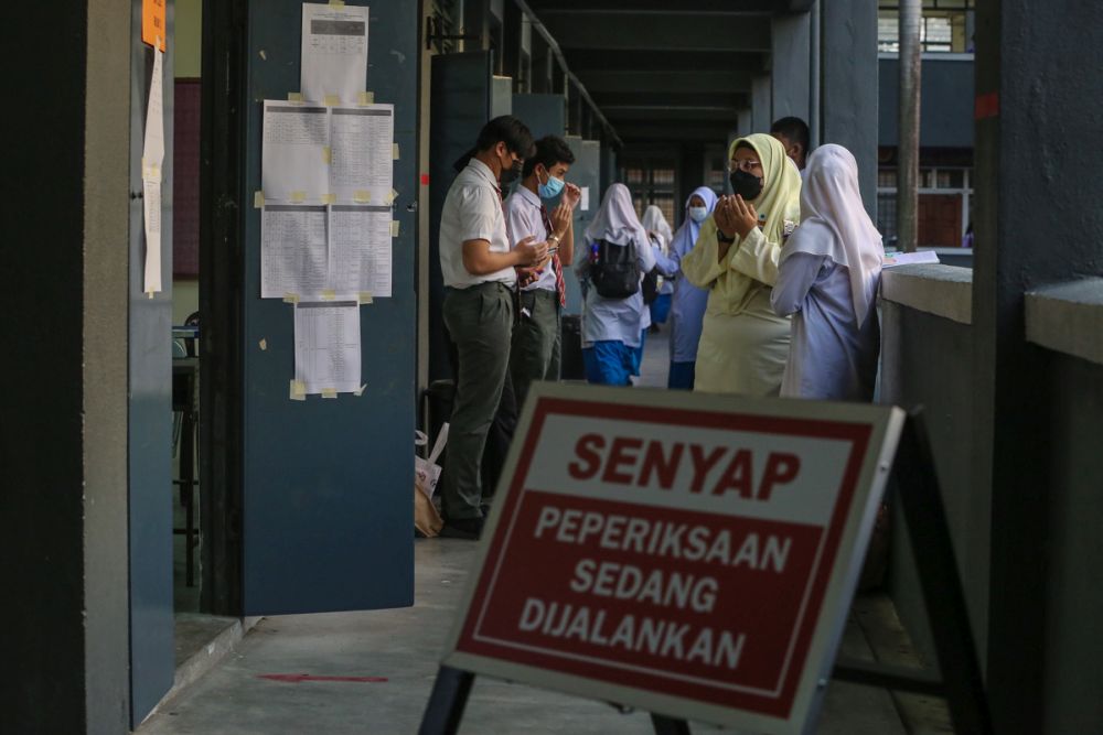 Form Five students get ready to sit for their SPM examination at SMK Seksyen 7 in Shah Alam March 2, 2022. u00e2u20acu201d Picture by Yusof Mat Isa