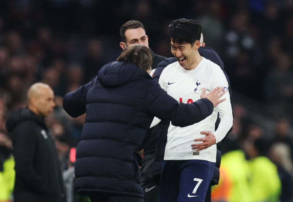 Tottenham Hotspur's Son Heung-min with manager Antonio Conte after being substituted against West Ham United at the Tottenham Hotspur Stadium, London March 20, 2022. u00e2u20acu201d Reuters picnn