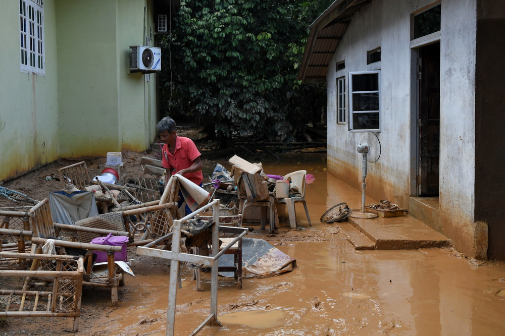 A flood victim cleans his mud-filled home after flood water recedes in Kampung Bukit Gemuroh, Kuala Berang in Terengganu, March 1, 2022. u00e2u20acu2022 Bernama pic 