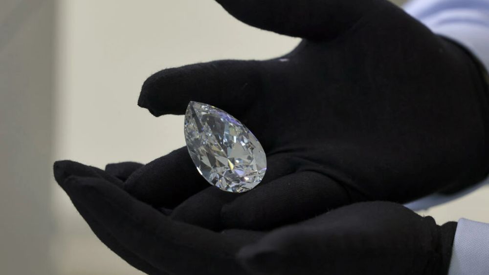 A Christieu00e2u20acu2122s auction house staff member displays the giant diamond nicknamed u00e2u20acu02dcThe Rocku00e2u20acu2122, in Dubai. u00e2u20acu201d AFP pic