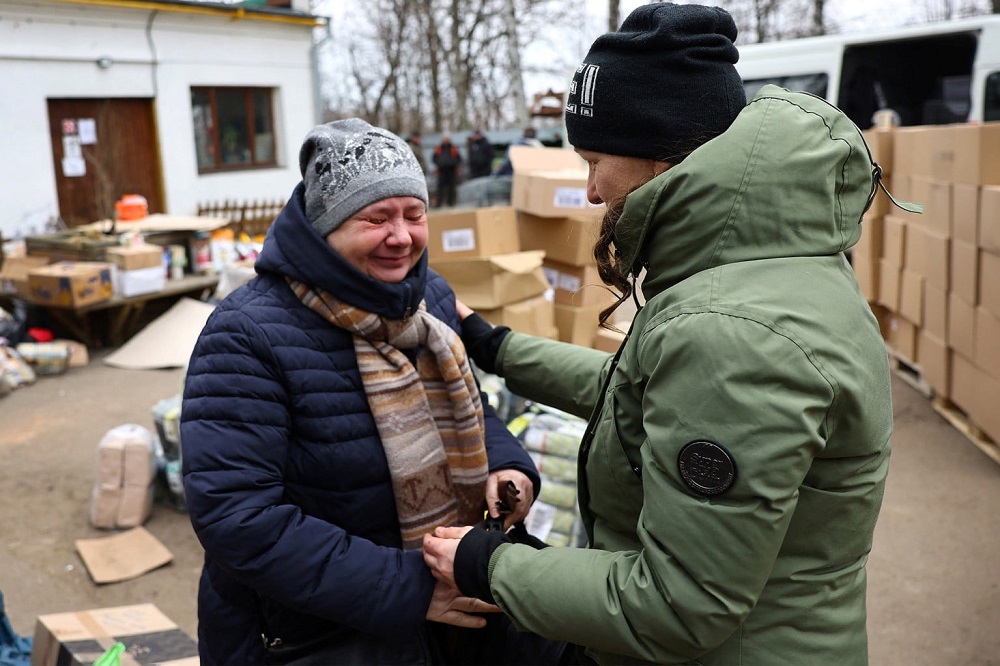 Rasma Krecia (right) consoling a pet owner who had earlier handed her cat to the Latvian as they make their way out of Ukraine. u00e2u20acu2022 Picture via Facebook/ Ralph Carbone