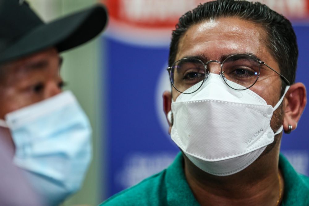 Undi18 volunteer Mandeep Singh speaks to reporters at the Larkin Sentral Bus Terminal March 10, 2022. — Picture by Hari Anggara
