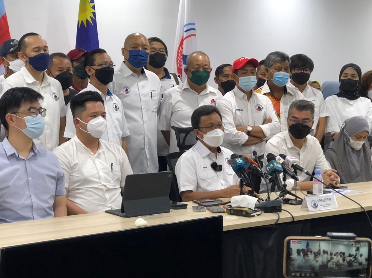 Shafie (centre) flanked by Wong (left) and Chong (right) during the press conference. u00e2u20acu2022 Borneo Post pic