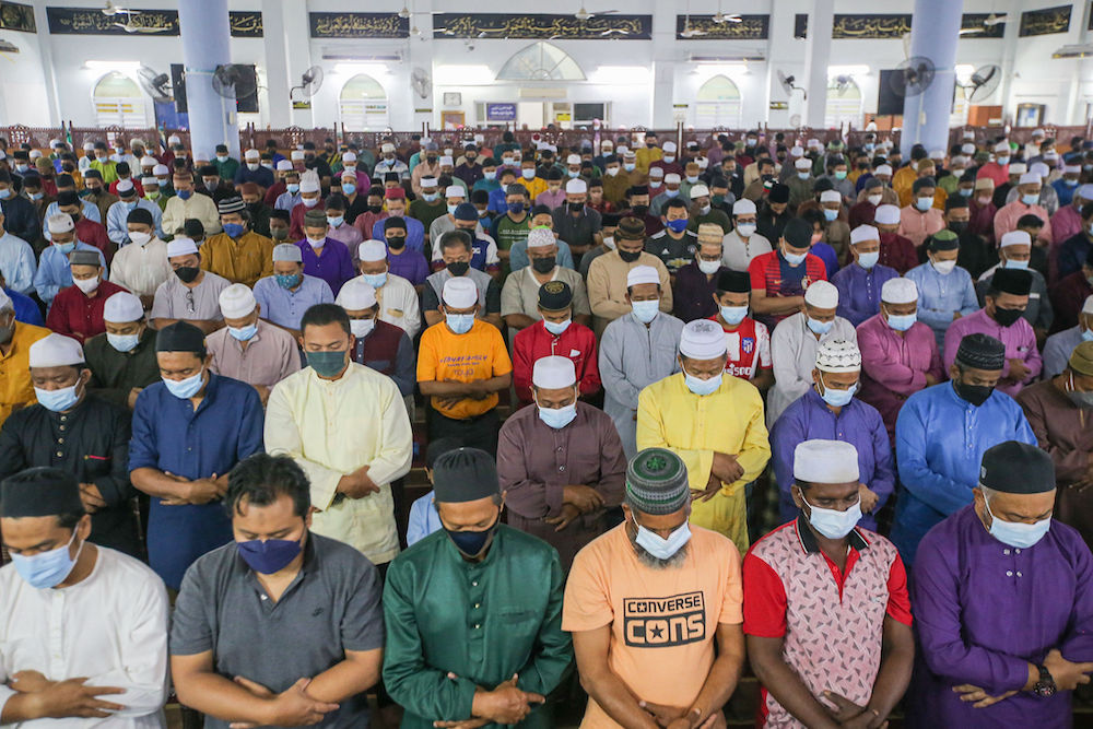 Muslim worshippers perform 'tarawih' prayers on the eve of Ramadan at Klebang Restu Mosque in Ipoh April 2, 2022. u00e2u20acu201d Picture by Farhan Najib 