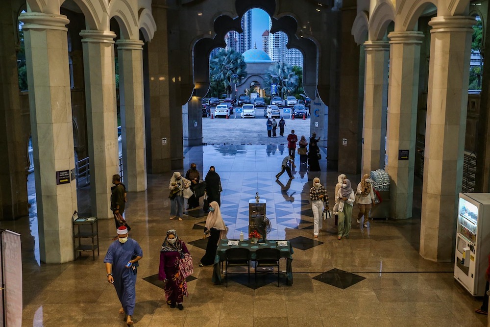 Worshippers at the Wilayah Persekutuan Mosque (WPM) can be seen arriving early at the mosque. — Picture by Hari Anggara