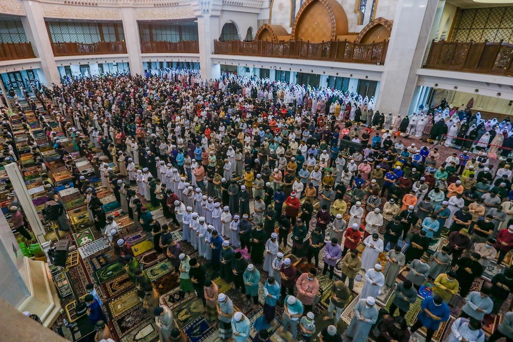 Muslims in Malaysia flocked to local mosques and suraus to perform the first Tarawih prayers without any physical distancing after two years. u00e2u20acu201d Picture by Hari Anggara