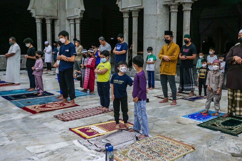 According to the SOP set by the State's Islamic Department, there is no age limit for children to attend congressional prayers; however, they're required to be fully vaccinated. — Picture by Hari Anggara