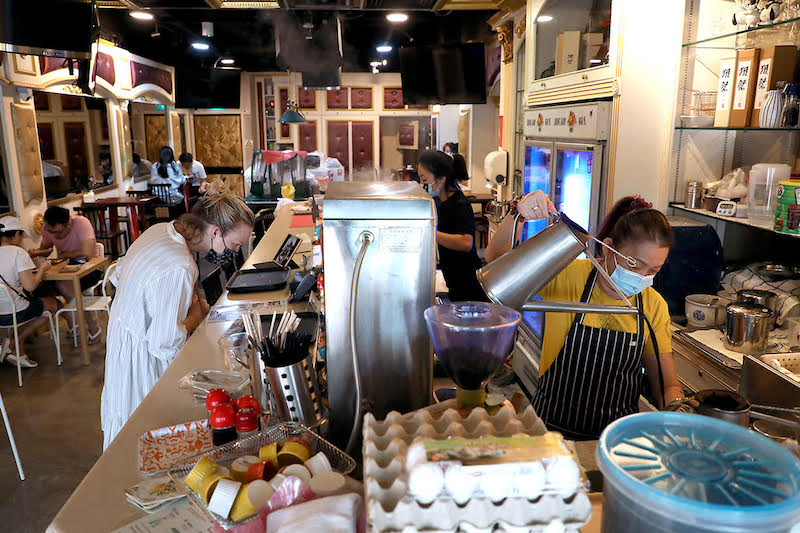 Food-and-beverage (F&B) operators told of the troubles they are facing with the ongoing manpower crunch. u00e2u20acu201d TODAY pic