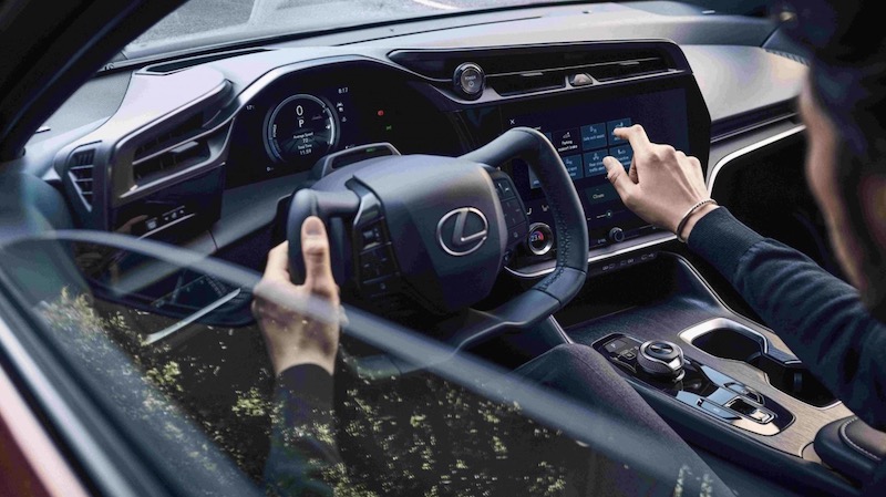 The yoke style steering — Picture via SoyaCincau