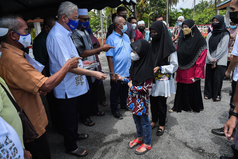 Prime Minister Datuk Seri Ismail Sabri Yaakob handing out contributions to orphans in conjunction with the Jelajah Semarak Ramadan programme in Bera April 17, 2022. u00e2u20acu201d Bernama pic
