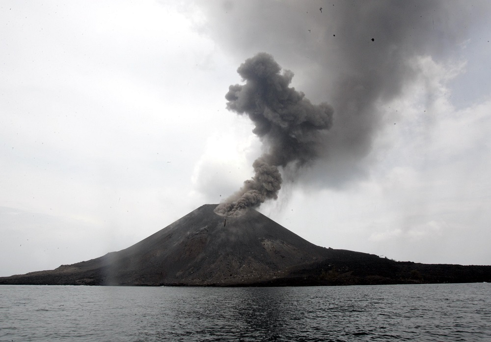 Anak Krakatau volcano spews ash and smoke in the Sunda strait November 10, 2007. u00e2u20acu201d Reuters pic