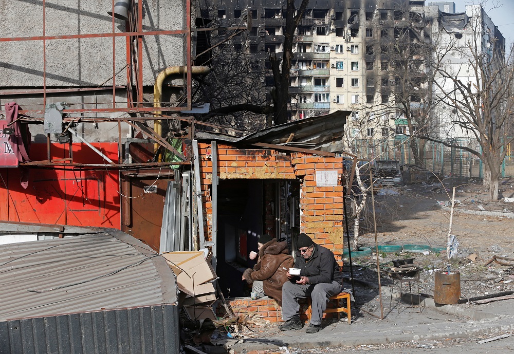Local residents have a meal outside a building damaged during Ukraine-Russia conflict in the besieged southern port city of Mariupol, Ukraine March 31, 2022. u00e2u20acu201d Reuters pic