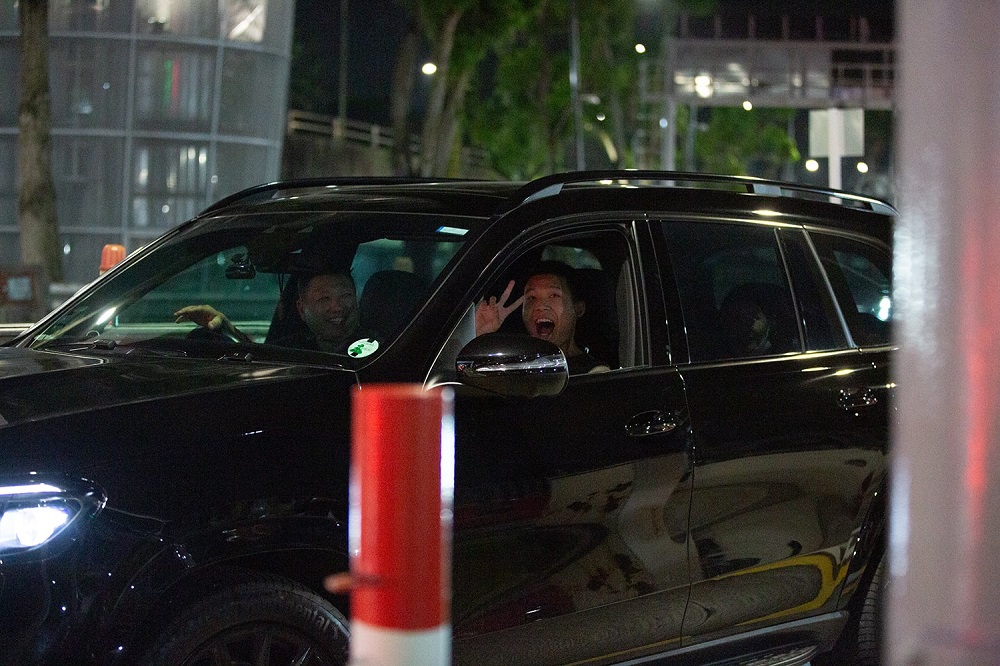 Motorists all ready to happily cross the Woodlands Checkpoint. — TODAY pic
