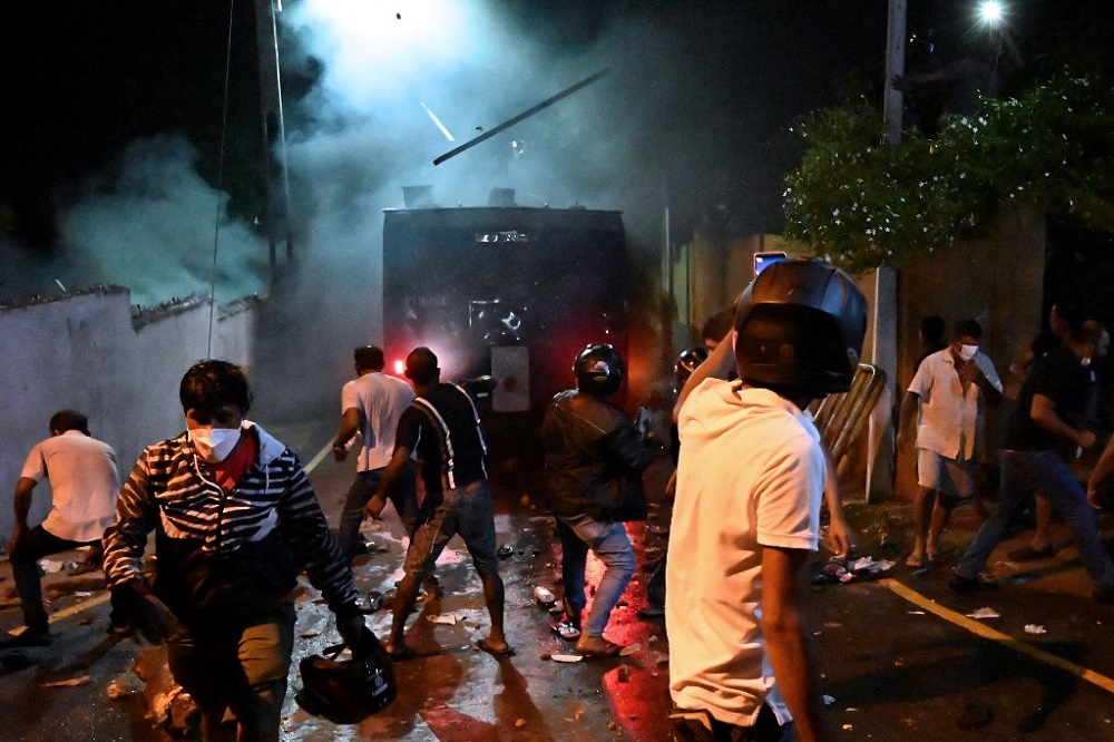 People clash with riot police as they demonstrate outside Sri Lankau00e2u20acu2122s president home demanding his resignation amid an unprecedented economic crisis in Colombo March 31, 2022. u00e2u20acu201d AFP pic