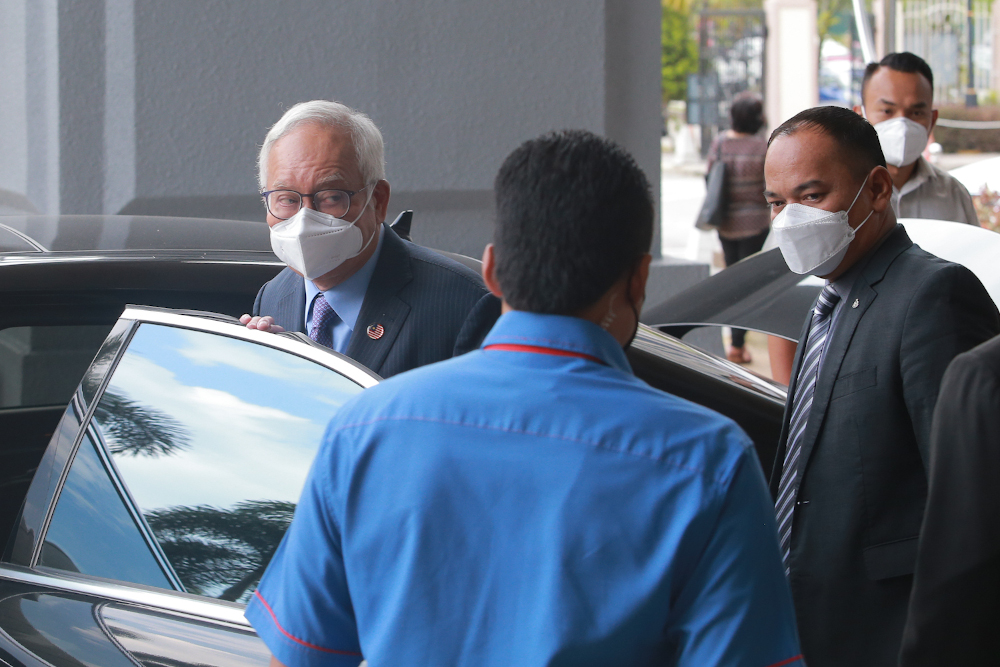Former Prime Minister Datuk Seri Najib leaves the Kuala Lumpur High Court April 4, 2022. u00e2u20acu201d Picture by Devan Manuel