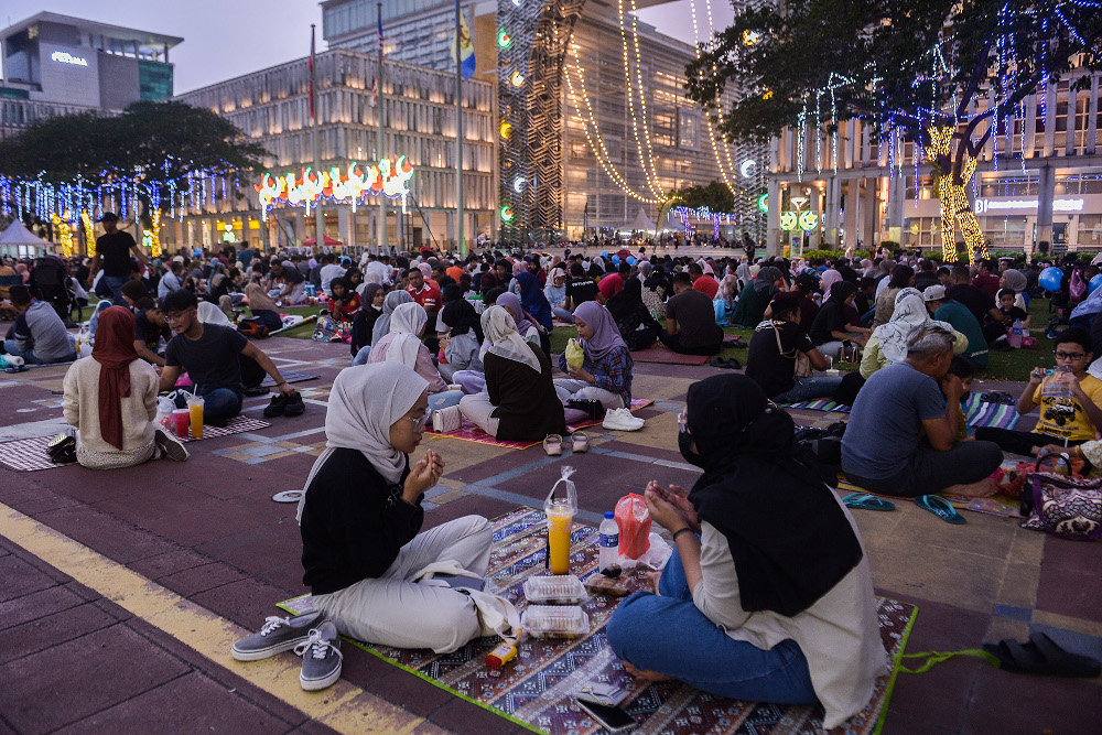 Muslims break their fast during Ramadan at Perbadanan Putrajaya in Putrajaya April 10, 2022. — Picture by Miera Zulyana 