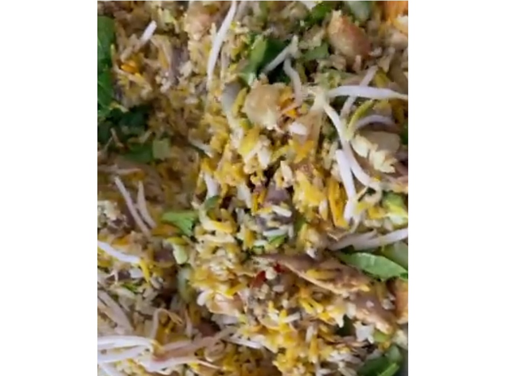 Pontian MP Datuk Seri Ahmad Maslanu00e2u20acu2122s fried rice added with bean sprouts drew mixed response from social media users. u00e2u20acu201d Screen capture via Twitter/ @ahmadmaslan