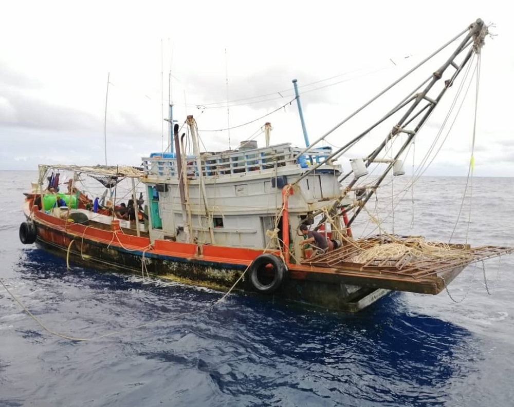 The fishing boat intercepted by Bintulu MMEA . u00e2u20acu201d Picture courtesy of Bintulu MMEA 