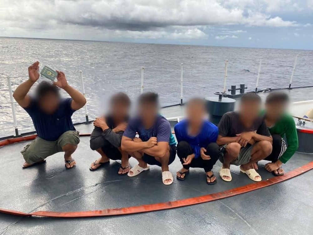 The detained Vietnamese fishermen. — Photo courtesy of Bintulu MMEA