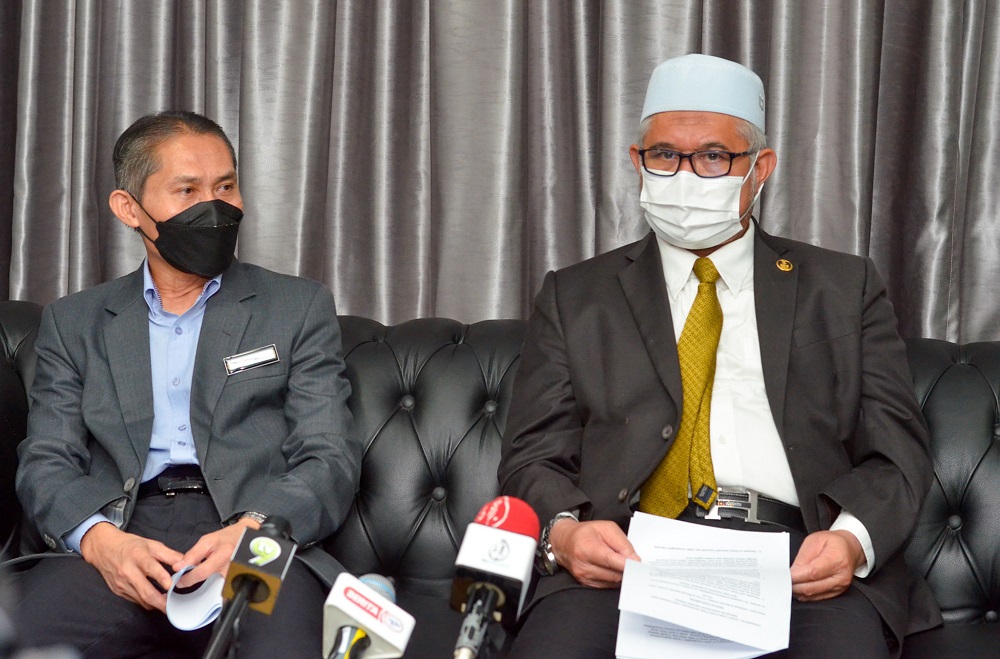 Perak Plantation, Agriculture and Food Industry Committee chairman Razman Zakaria (right) and Perak Veterinary Service Department director Ahmad Shafri Hassan at the Bangunan Perak Darul Ridzuan in Ipoh April 13, 2022. u00e2u20acu201d Picture by Farhan Najib 